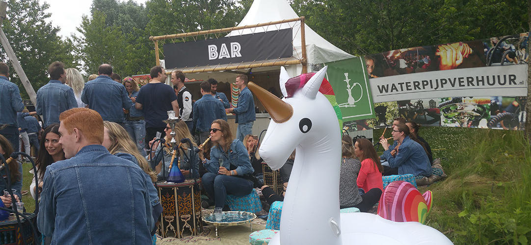 Waarzegster met kleurrijke tent